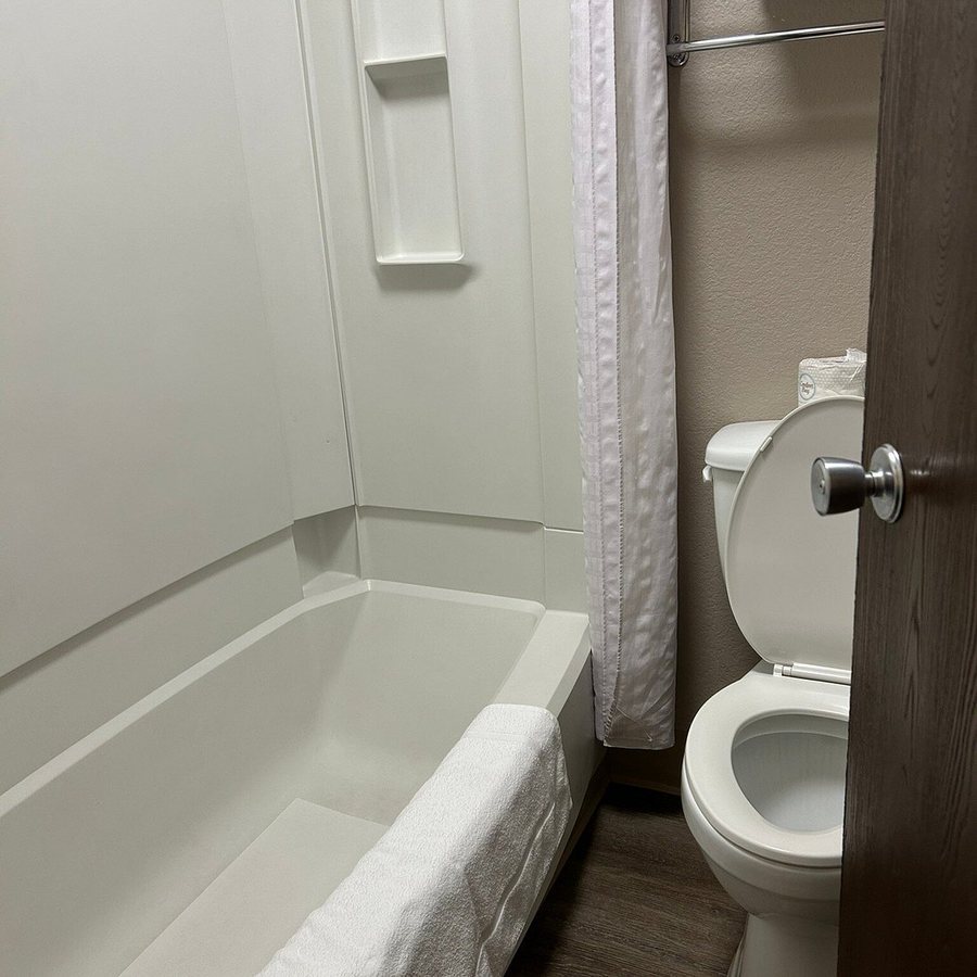 Super 8 by Wyndham Kalispell Glacier National Park — Bathroom