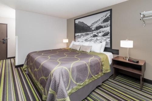 Super 8 by Wyndham Kalispell Glacier National Park — Guest room