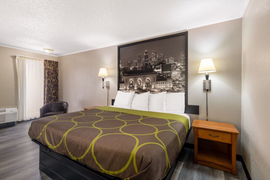 Super 8 by Wyndham Kansas City Airport — Guest room