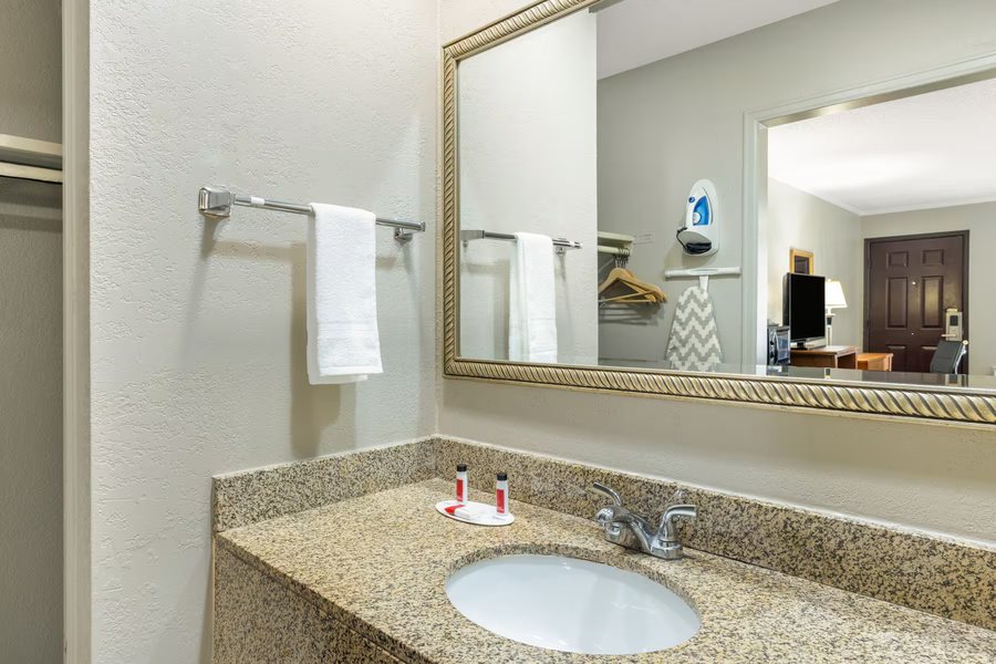 Super 8 by Wyndham Kansas City at Barry Road Airport — Bathroom