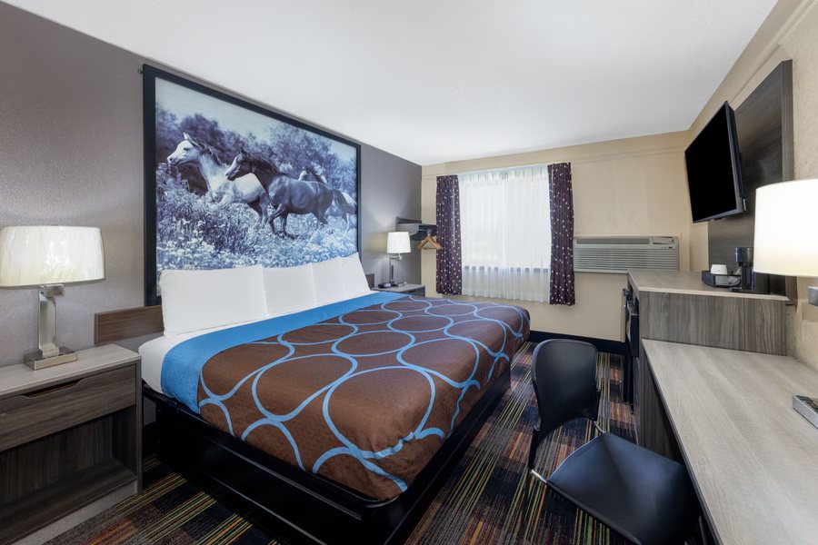 Super 8 by Wyndham Kansas City at Barry Road Airport — Guest room