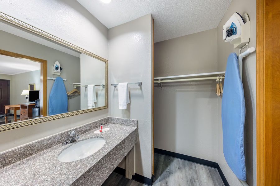 Super 8 by Wyndham Kansas City — Bathroom