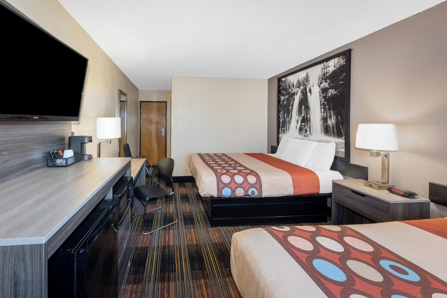 Super 8 by Wyndham Kansas City — Guest room