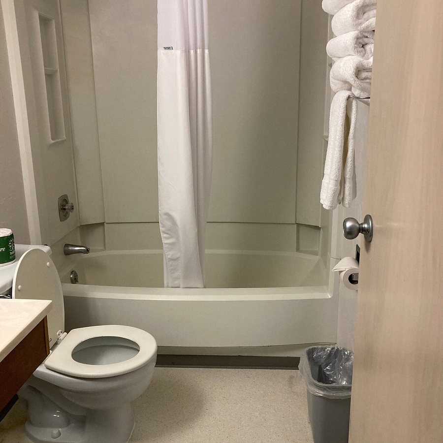Super 8 by Wyndham Ketchikan — Bathroom