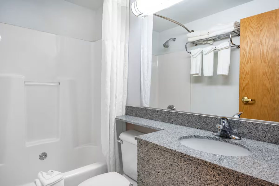 Super 8 by Wyndham Keystone Mt Rushmore — Bathroom