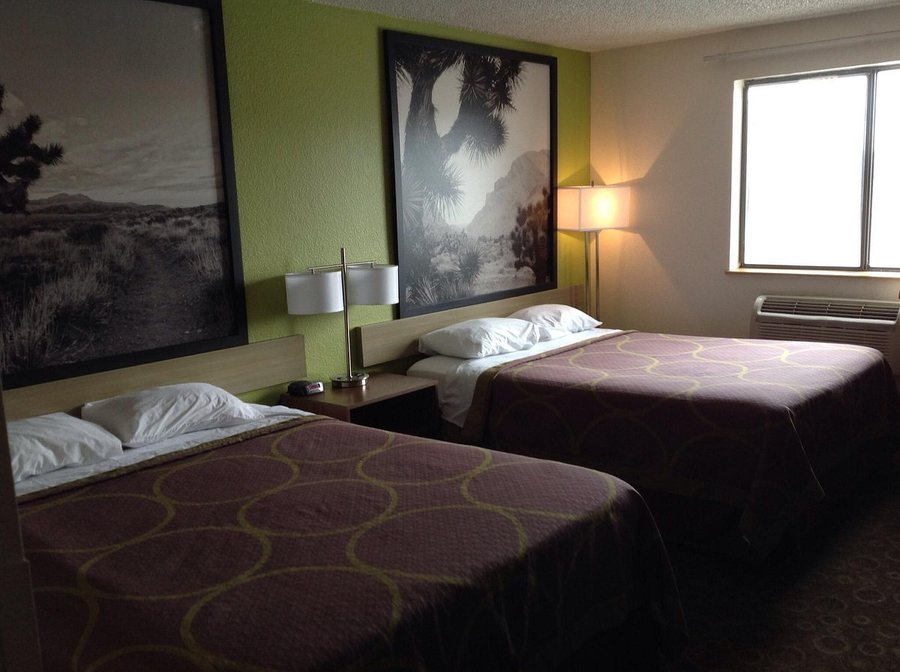 Super 8 by Wyndham Kingman — Guest room