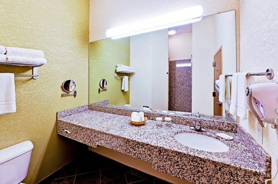 Super 8 By Wyndham Kingsland I 95 Naval Base Area — Bathroom