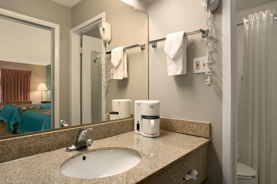 Super 8 by Wyndham Kingsport I 81 — Bathroom
