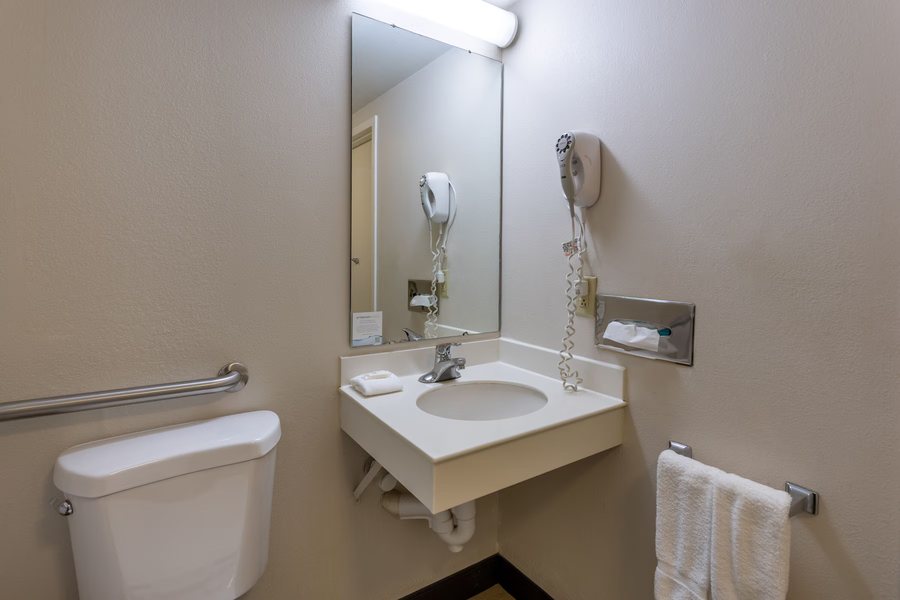 Super 8 by Wyndham Kingsport — Bathroom