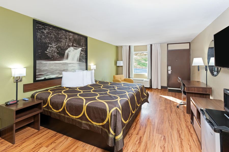 Super 8 by Wyndham Kingsport — Guest room
