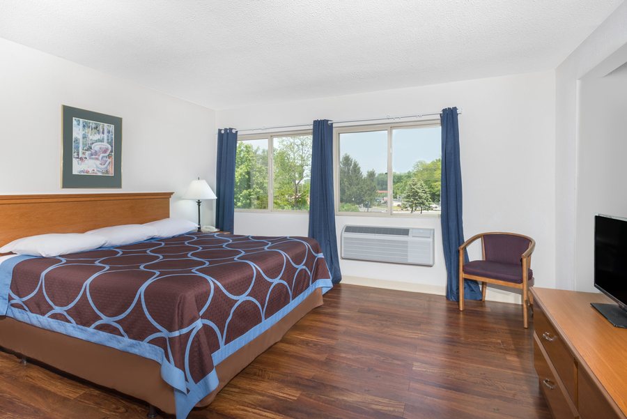 Super 8 by Wyndham Kingston — Guest room