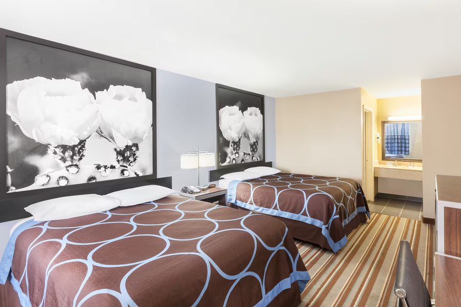 Super 8 by Wyndham Kingsville — Guest room