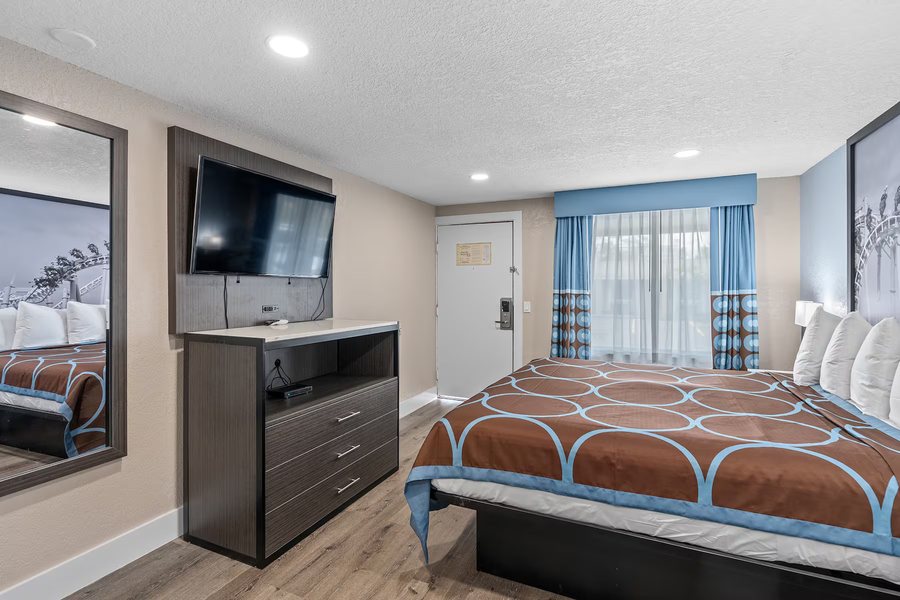 Super 8 by Wyndham Kissimmee — Guest room