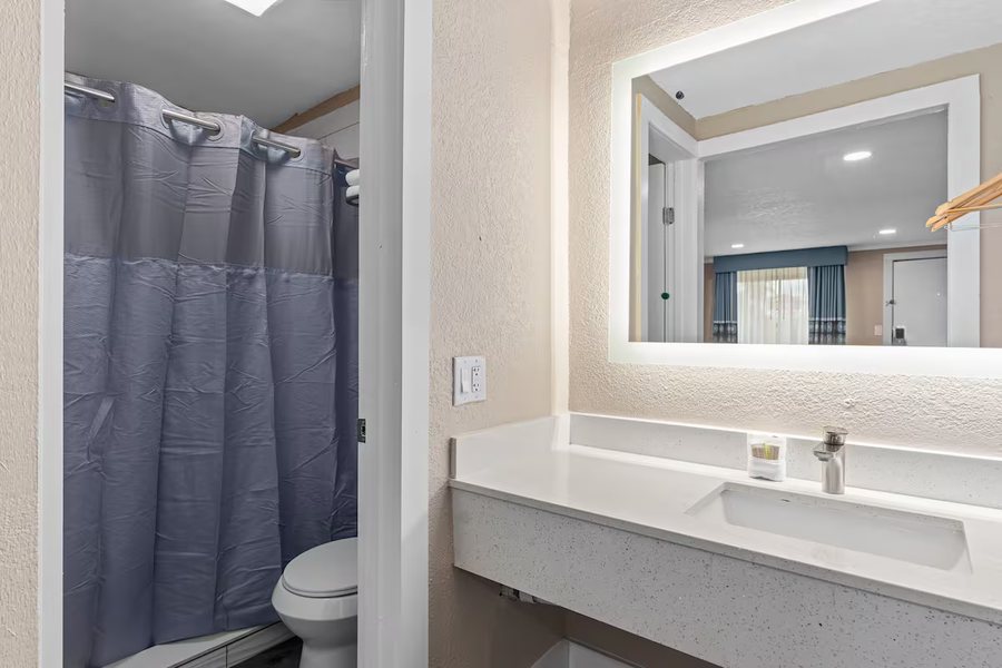Super 8 by Wyndham Kissimmee Maingate Orlando Area — Bathroom