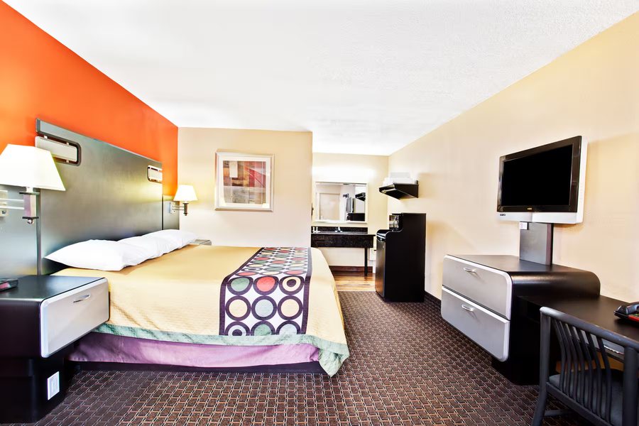 Super 8 by Wyndham Kissimmee Maingate Orlando Area — Guest room