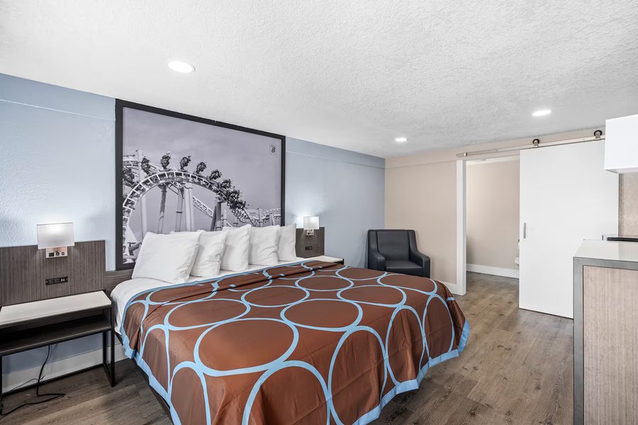 Super 8 by Wyndham Kissimmee Orlando — Guest room