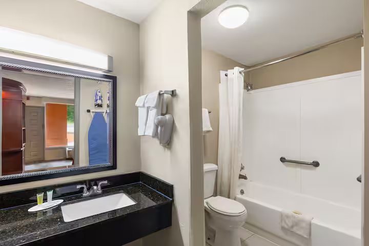 Super 8 by Wyndham Knoxville East — Bathroom