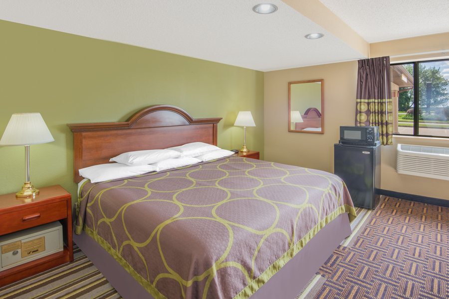 Super 8 by Wyndham Knoxville West Farragut — Guest room