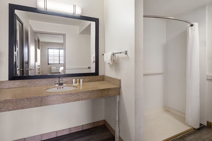 Super 8 By Wyndham Kokomo — Bathroom