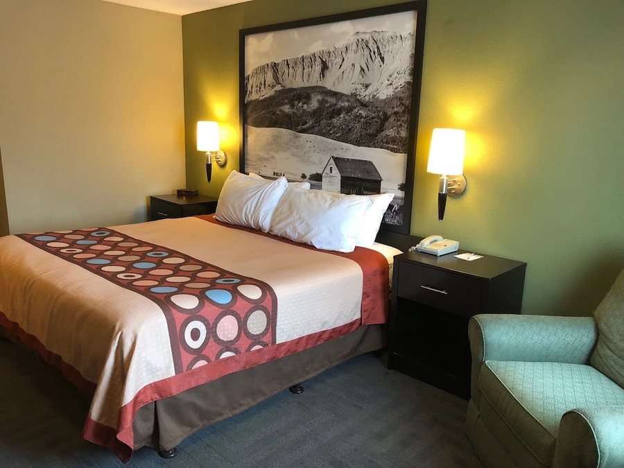 Super 8 by Wyndham LaGrande — Guest room