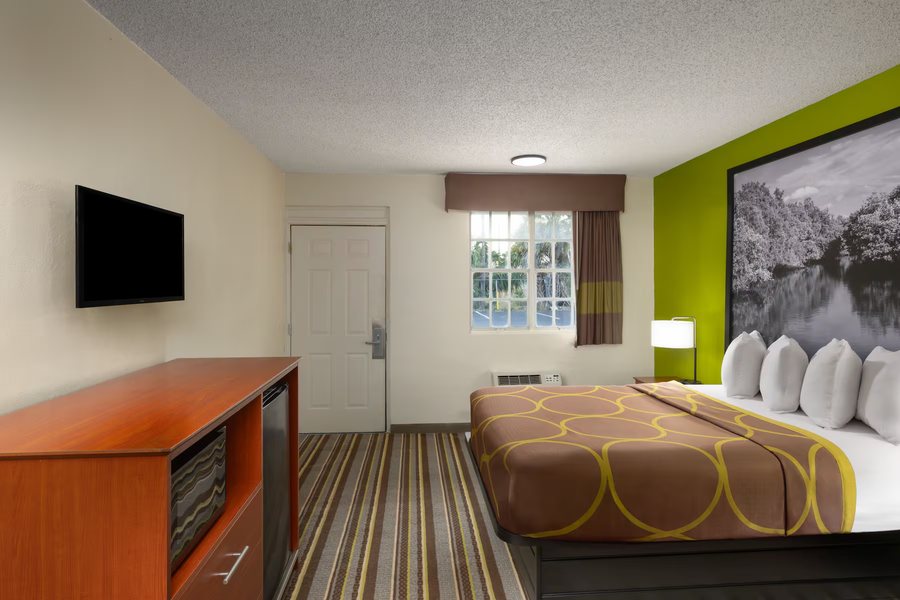 Super 8 By Wyndham Lake City — Guest room