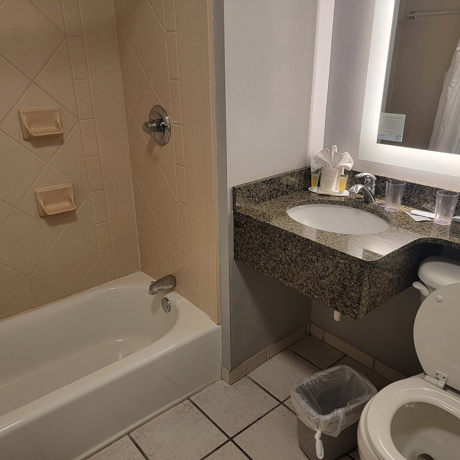 Super 8 by Wyndham Lake George Downtown — Bathroom