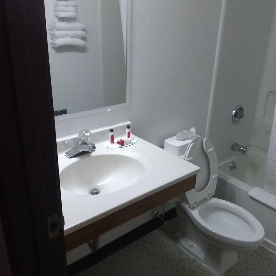 Super 8 by Wyndham Lake George Warrensburg Area — Bathroom