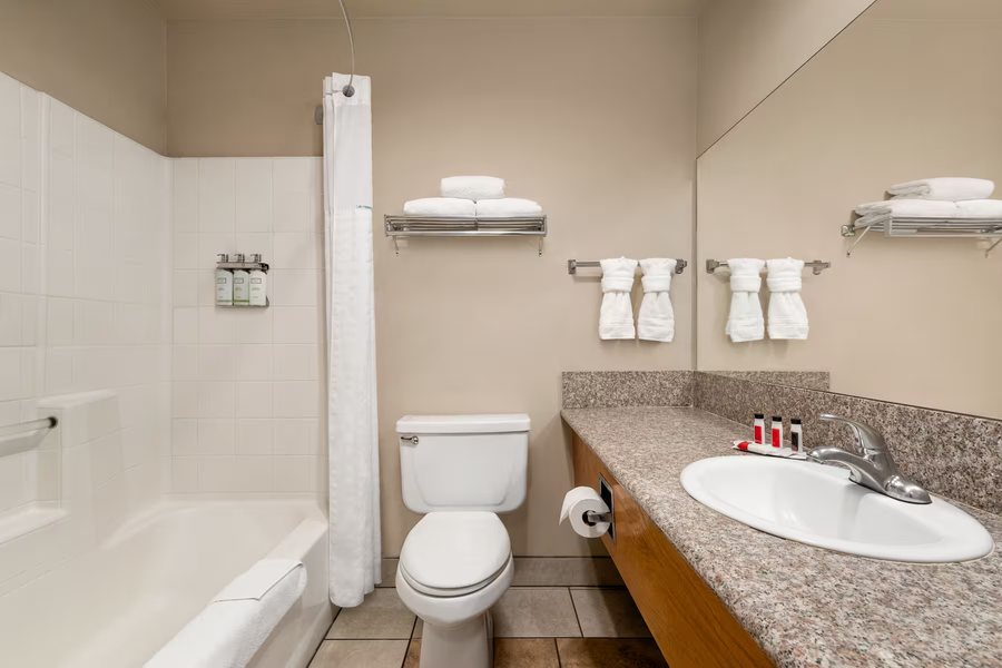 Super 8 by Wyndham Lake Havasu City — Bathroom