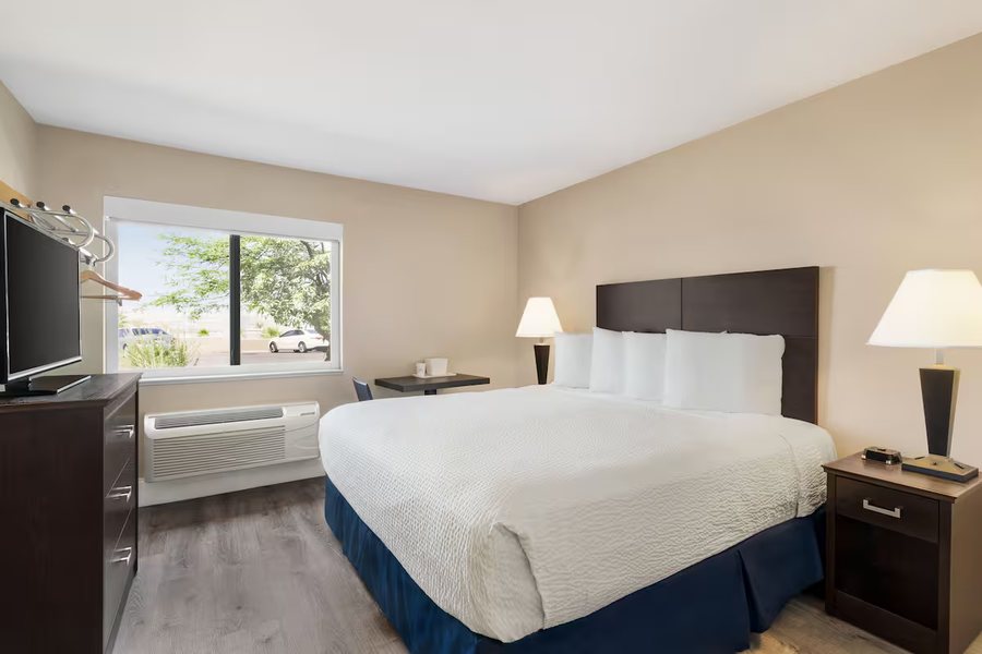 Super 8 by Wyndham Lake Havasu City — Guest room