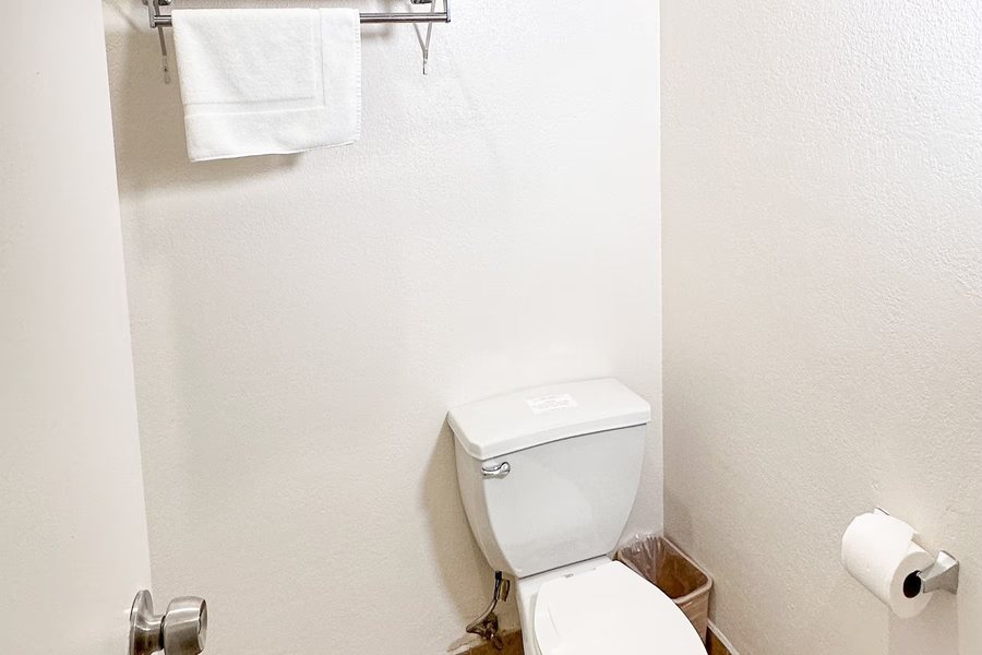 Super 8 by Wyndham Las Vegas North Strip Fremont St Area Las Vegas Nevada — Bathroom