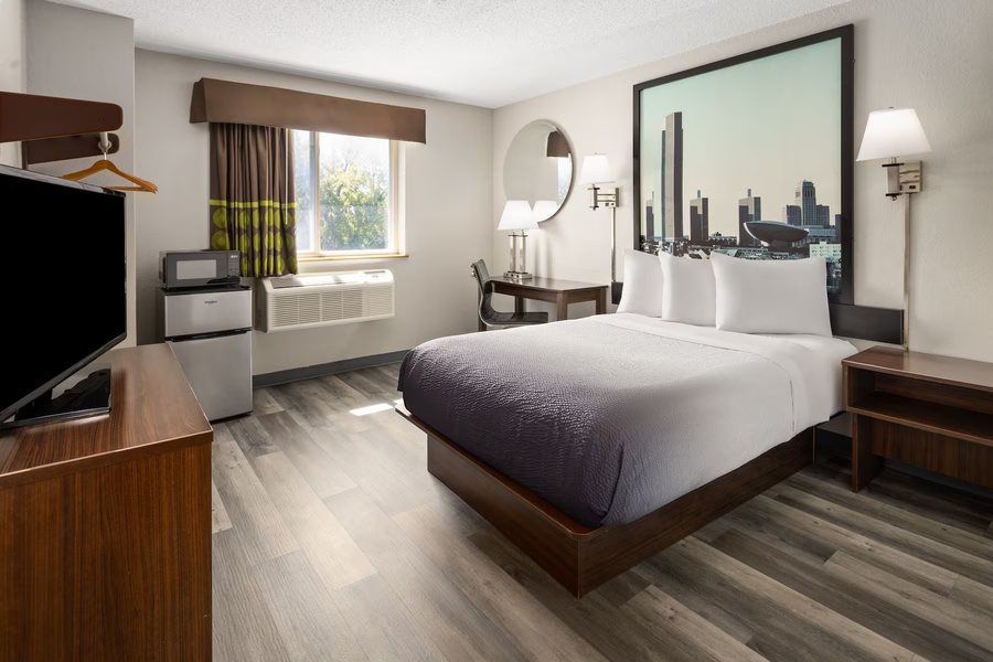 Super 8 by Wyndham Latham Albany Airport — Guest room
