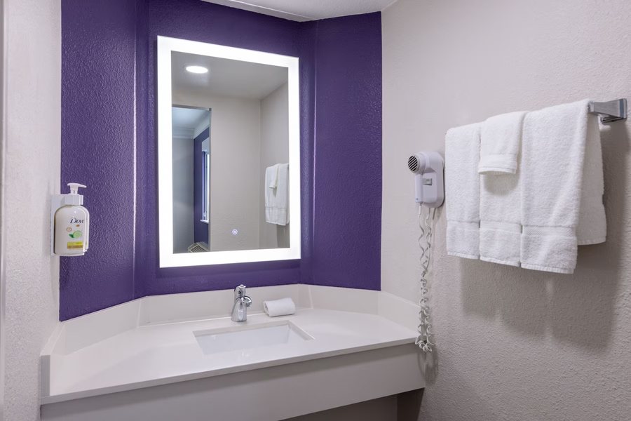Super 8 by Wyndham Lenexa Overland Park Area — Bathroom