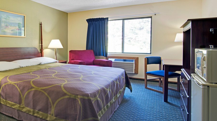 Super 8 by Wyndham Lenexa Overland Park Area — Guest room