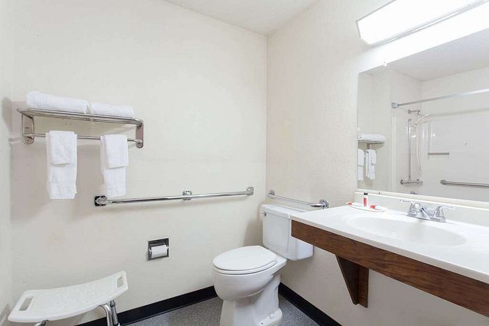 Super 8 by Wyndham Lewiston — Bathroom