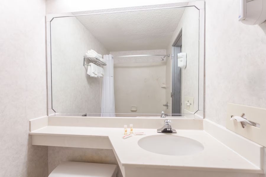 Super 8 by Wyndham Lexington Winchester Rd — Bathroom