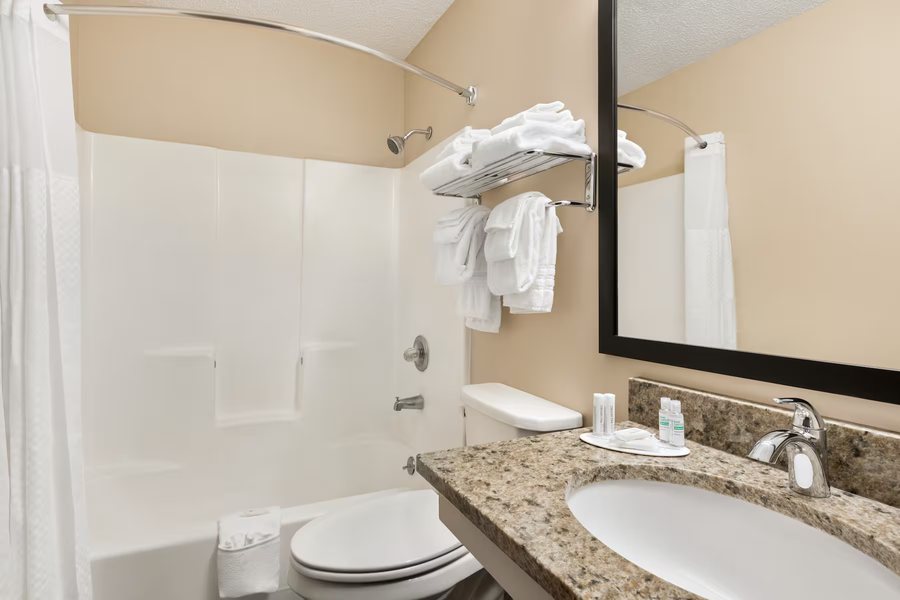 Super 8 by Wyndham Lincoln West — Bathroom