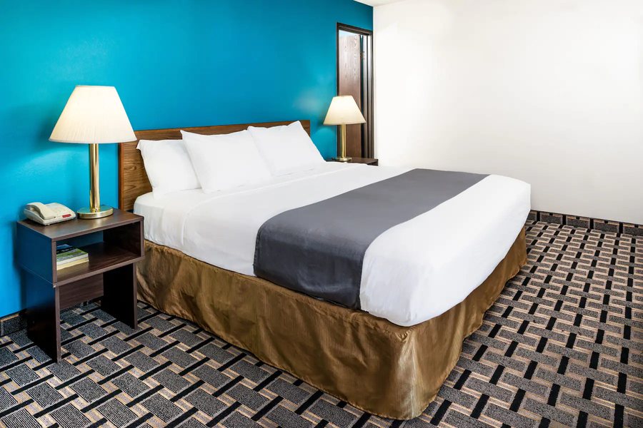 Super 8 by Wyndham Lincoln West — Guest room