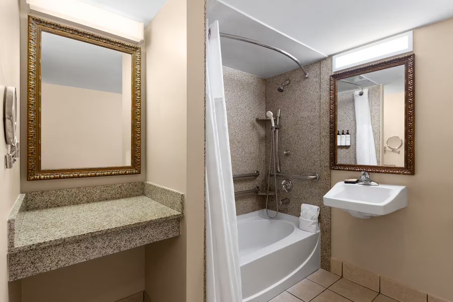 Super 8 by Wyndham Little Rock Otter Creek — Bathroom