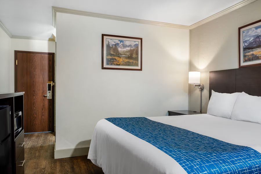Super 8 by Wyndham Livingston — Guest room