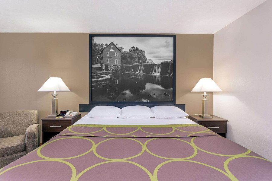 Super 8 by Wyndham Locust Grove — Guest room