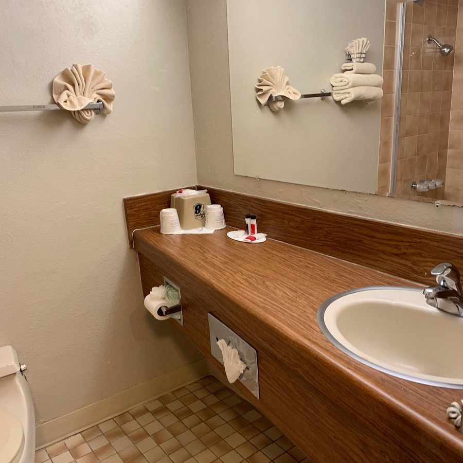 Super 8 by Wyndham Long Beach — Bathroom