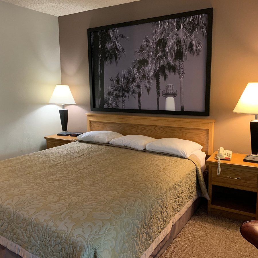 Super 8 by Wyndham Long Beach — Guest room