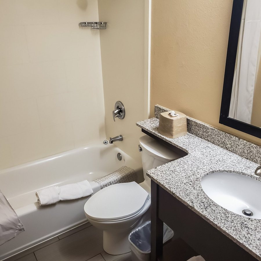 Super 8 by Wyndham Longmont Del Camino Longmont Colorado — Bathroom