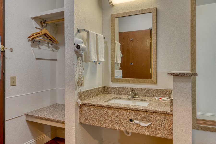 Super 8 by Wyndham Longmont Twin Peaks Longmont Colorado — Bathroom