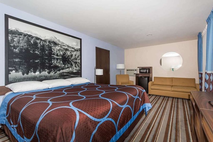 Super 8 by Wyndham Longmont Twin Peaks Longmont Colorado — Guest room