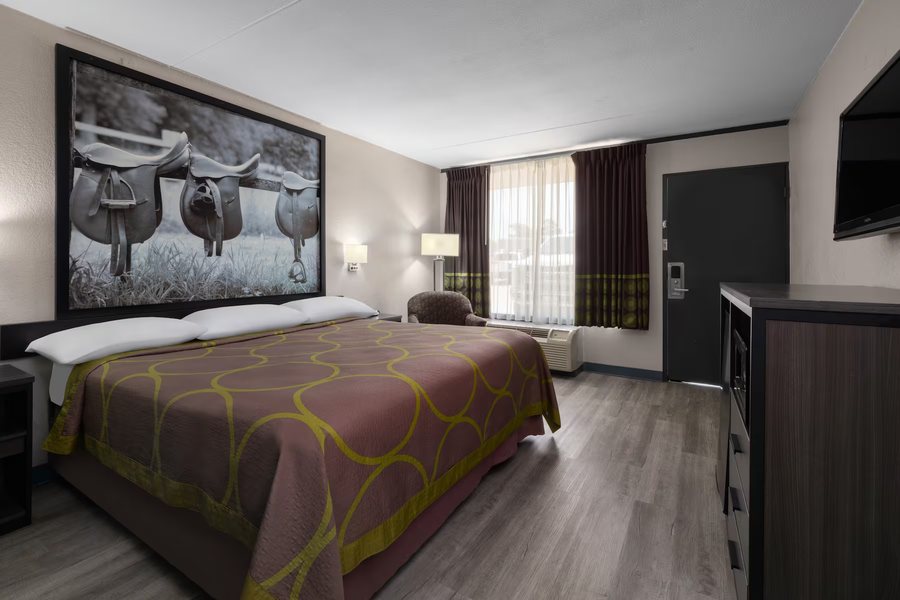 Super 8 by Wyndham Longview North — Guest room