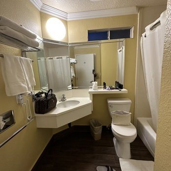 Super 8 by Wyndham Los Angeles Alhambra Los Angeles California — Bathroom