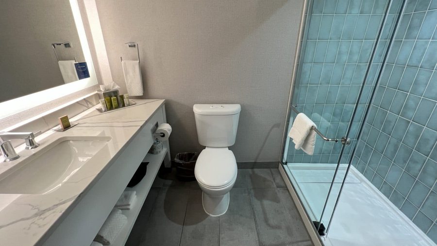 Super 8 by Wyndham Los Angeles Culver City Area Los Angeles California — Bathroom