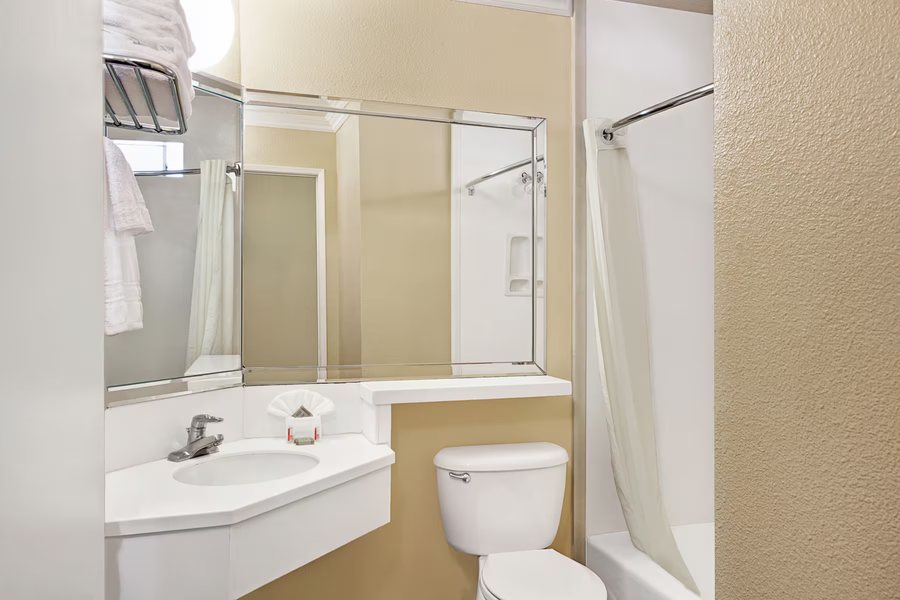 Super 8 by Wyndham Los Angeles Downtown — Bathroom