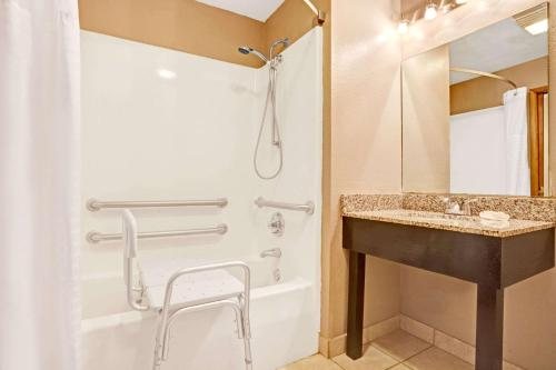 Super 8 by Wyndham Louisville Airport — Bathroom